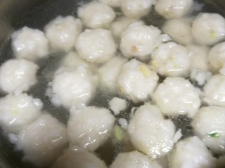 8、菜谱#佛手观音莲花白菜#(创建于16/11~2017),起锅注水，把龙利鱼制成鱼丸，备用。