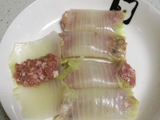 9、菜谱#佛手观音莲花白菜#(创建于16/11~2017),经焯水过后的白菜邦子包入瘦肉馅。