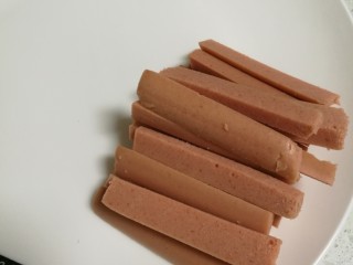 11、菜谱#佛手观音莲花白菜#(创建于16/11~2017),火腿肠切成细長条，备用。