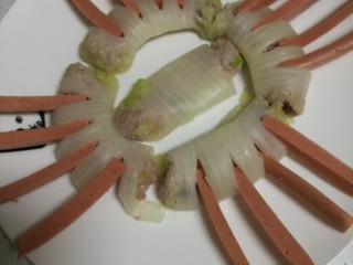 12、菜谱#佛手观音莲花白菜#(创建于16/11~2017),白菜肉馅包，長度方向切成4刀(应该5刀、少了一刀)，不能切断，摆入火腿肠条，摆盘。