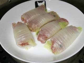 10、菜谱#佛手观音莲花白菜#(创建于16/11~2017),蒸锅注水，烧开，白菜馅包上蒸锅蒸锅蒸8分钟。