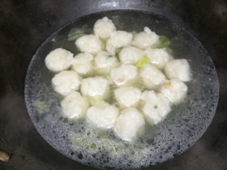 14、菜谱#佛手观音莲花白菜#(创建于16/11~2017),起锅注水，放入浓宝汤，再放入龙利鱼鱼丸子，烧5分钟。