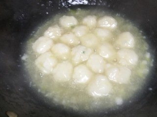 15、菜谱#佛手观音莲花白菜#(创建于16/11~2017),鱼丸汤成熟后，调味:放入盐、鸡精，勾芡，滴入香油。