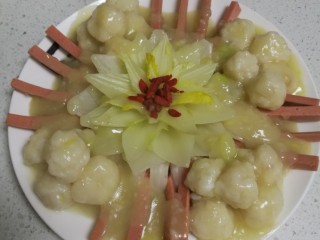 16、菜谱#佛手观音莲花白菜#(创建于16/11~2017),把鱼丸装盘，莲花花芯中放入枸杞。