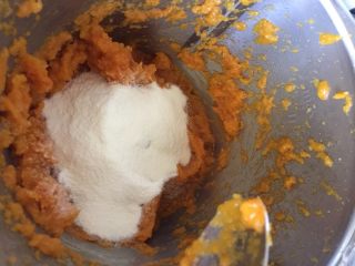 2、南瓜双芝球,加入奶粉，糯米粉，面粉