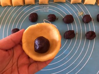 4、南瓜双芝球,整成小剂子，手捏成小碗，加入豆沙球