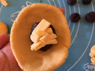 5、南瓜双芝球,放上点芝士