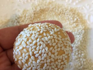 6、南瓜双芝球,滚上芝麻