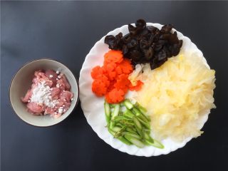 3、双耳菜花炒肉片,将瘦肉洗净切片；胡萝卜、芦笋切片；黑木耳加适量淀粉搓洗净；银耳撕成小块。