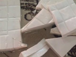 1、家常豆腐,豆腐切块，按照你喜欢的方式切。
