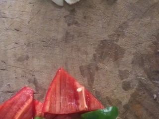 3、家常豆腐,姜蒜、青红椒切好待用