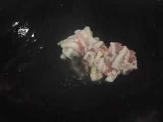 4、家常豆腐,下油炒好五花肉