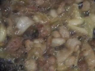 5、家常豆腐,加入大蒜、姜片、