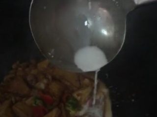 7、家常豆腐,下入调料、勾芡