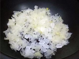 7、菠萝银耳糖水,将银耳，冰糖放进电砂锅内胆；