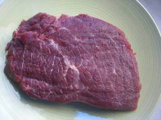 1、炙子烤蜜汁牛肉,牛肉选少筋膜的牛里脊最佳，而且是排酸的鲜牛肉，这样的牛肉适合这种做法，千万不能用冷冻的，冷冻的不适合这种做法