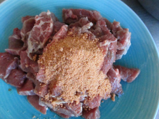 2、炙子烤蜜汁牛肉,放入的蜜汁烤肉料