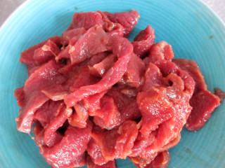 4、炙子烤蜜汁牛肉,加黄酒后抓拌均匀