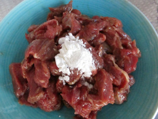 5、炙子烤蜜汁牛肉,然后放入干淀粉抓拌均匀