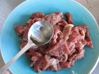 6、炙子烤蜜汁牛肉,最后放一点食用油