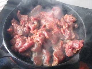 8、炙子烤蜜汁牛肉,如果没有炙子烤盘，就用这种很厚的铸铁平底锅也是可以的。锅烧热后倒入食用油，然后放入腌好的牛肉