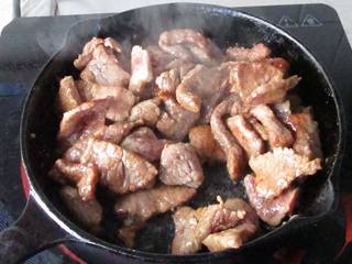 9、炙子烤蜜汁牛肉,用筷子翻一下，待肉稍变色