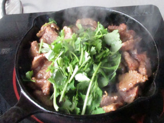 10、炙子烤蜜汁牛肉,立即放入香菜