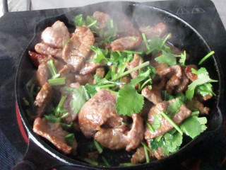 11、炙子烤蜜汁牛肉,快速翻炒至肉没有血色，就可以离火了。因为锅有余热，锅里稍微呆一会儿，