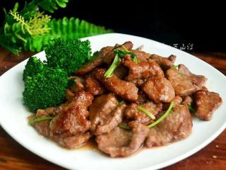 12、炙子烤蜜汁牛肉,盘子开水烫热，牛肉装盘，把西兰花焯水摆边上就可以享用啦