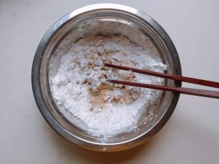 2、酒酿姜糖小圆子,慢慢倒入温水，一边倒一边搅拌，分次加入