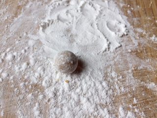 7、酒酿姜糖小圆子,滚上一圈糯米粉防粘