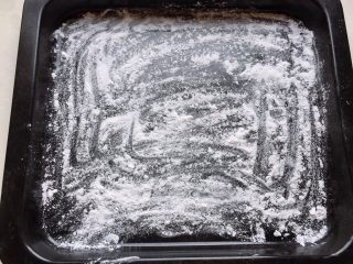 8、酒酿姜糖小圆子,放入撒了糯米粉的盘子里