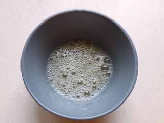 11、酒酿姜糖小圆子,鸡蛋只取蛋清划散（打起泡的话把泡泡捞走）