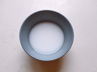 12、酒酿姜糖小圆子,一勺淀粉加入少许水搅拌均匀备用