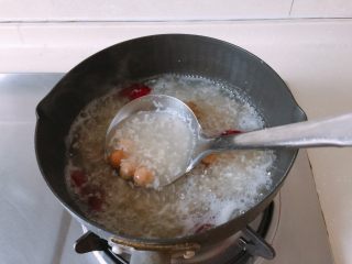 15、酒酿姜糖小圆子,用汤勺不时搅动，以防小圆子粘底