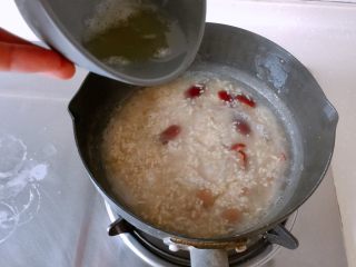 17、酒酿姜糖小圆子,转小火以转圈的方式淋入蛋白煮开即可