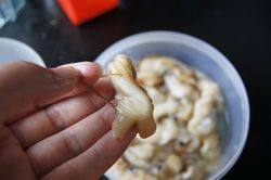 3、莆田蛏熘,剔去蛏子肚、线、膜，不去也可以的。