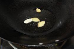 5、莆田蛏熘,锅里放油，下姜蒜爆香。