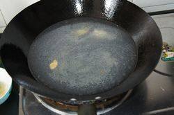 6、莆田蛏熘,放入清水烧沸。