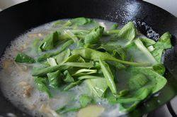 9、莆田蛏熘,接着放入青菜煮软。