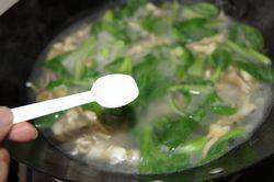 10、莆田蛏熘,出锅里加点盐调味。