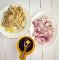 1、笋干红烧肉,笋干用温水浸泡4小时至回软,清洗干净,捞出挤干切成小段备用,五花肉切大块,姜去皮切片,取一碗,将所调料除料酒外放入,搅拌均匀备用