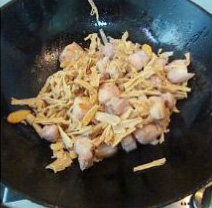 4、笋干红烧肉,待肉块煸至微金黄时放入笋干,煸片刻