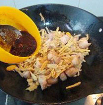 5、笋干红烧肉,再倒入事先调好的调料,翻拌均匀。