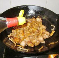 6、笋干红烧肉,加入将没过肉块的料酒