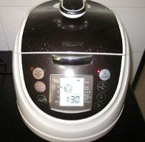 7、笋干红烧肉,将所有材料搅拌均匀后,连汁将所有的材料放入电饭锅内,选择煲汤的功能,关上电饭煲,让它自动焖煮(这时,你就可以睡午觉了,完全不用再理会了。中午上班时关掉电源即可。)