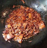 8、笋干红烧肉,等下班回家,把焖好的五花肉取出,重新倒加锅里,大火收汁,试一下味道,再调入一点点的盐,加入一点的淀粉水,收浓汁即可。