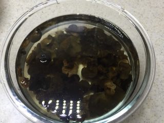 1、凉拌木耳虫草花,木耳提前一小时泡发。