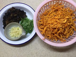 2、凉拌木耳虫草花,将木耳，虫草花洗净，香菜切段，蒜子切末。
