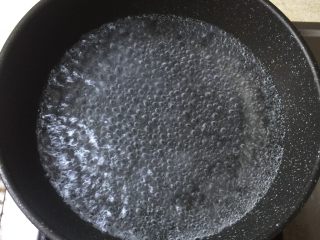 3、凉拌木耳虫草花,锅里水烧开。